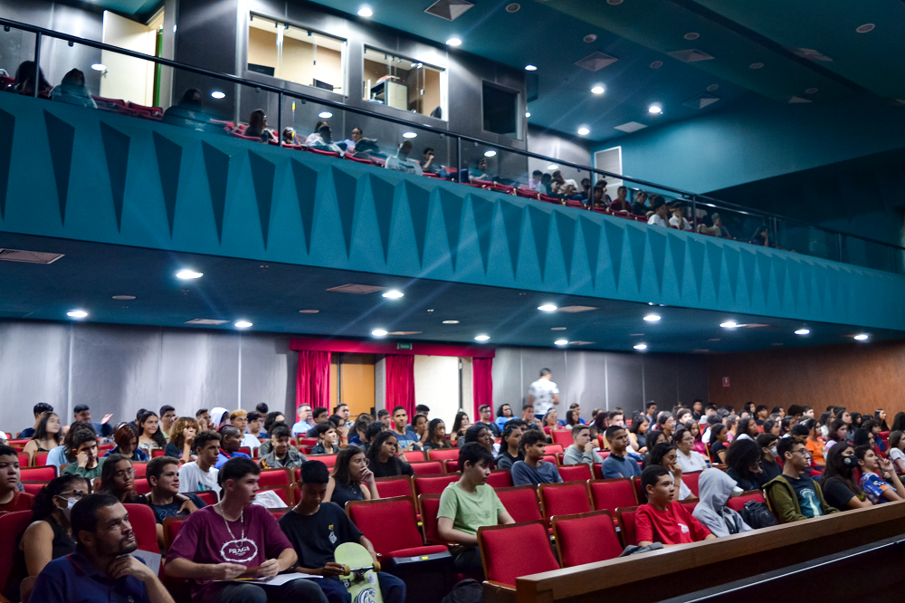 Recepção iniciou no Teatro do Câmpus Goiânia que reuniu as sete novas turmas dos cursos técnicos integrados ao ensino médio